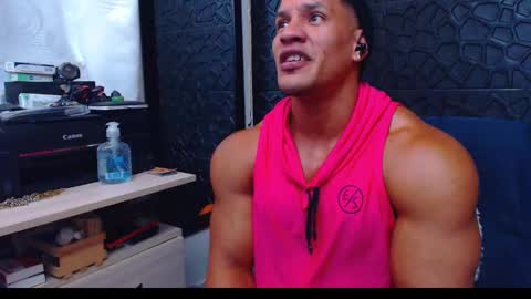 Snapshot of viktorherrera chatting on December 3, 3:55 pm Viktor Herrera online show from December 3, 3:55 pm