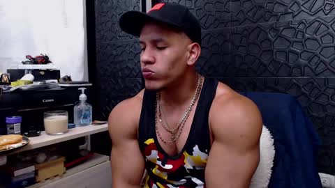 Snapshot of viktorherrera chatting on February 15, 3:17 pm Viktor Herrera online show from February 15, 3:17 pm