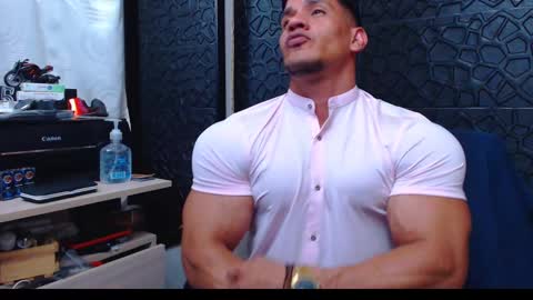 Snapshot of viktorherrera chatting on December 28, 10:13 pm Viktor Herrera online show from December 28, 10:13 pm