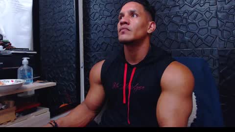 Snapshot of viktorherrera chatting on December 7, 8:38 pm Viktor Herrera online show from December 7, 8:38 pm