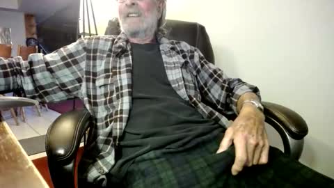 whofcares2 online show from December 18, 6:59 pm