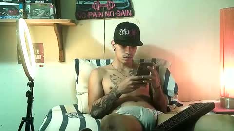 yeisoncastellanos1999 online show from April 4, 7:11 pm