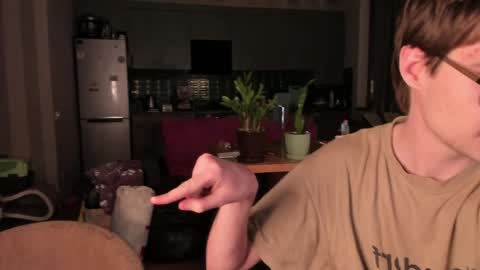 Max online show from April 10, 9:22 pm