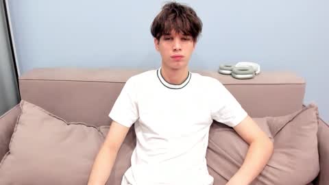 your_shy_guy online show from November 18, 7:34 am