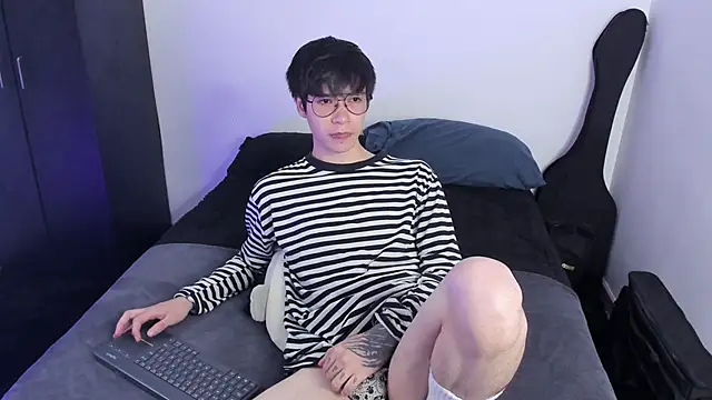 Snapshot of Aventure_Twinks chatting on October 23, 3:21 am Aventure Twinks online show from October 23, 3:21 am