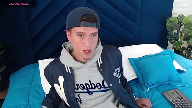 MrUniverse  online show from December 28, 7:54 pm