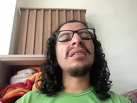 Snapshot of littlelatinhunter chatting on October 22, 3:05 pm littlelatinhunter online show from October 22, 3:05 pm