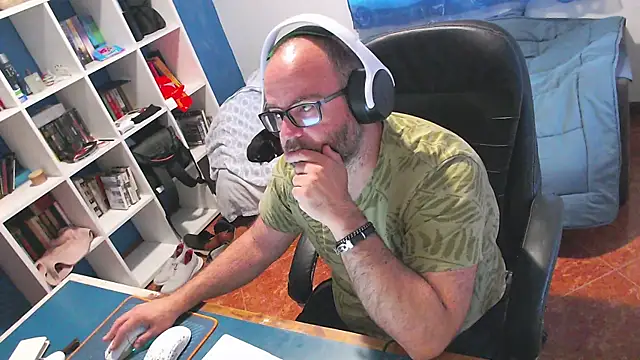 ravingr4d4 online show from May 19, 7:58 am