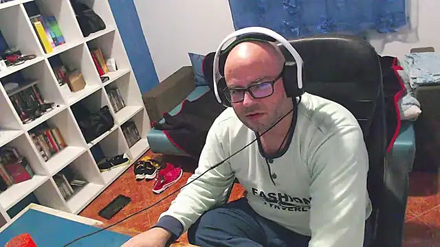 ravingr4d4 online show from December 19, 11:45 pm