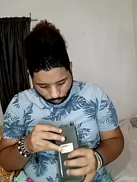 Snapshot of Dj-yefri-pauta chatting on December 3, 6:13 am Dj-yefri-pauta online show from December 3, 6:13 am