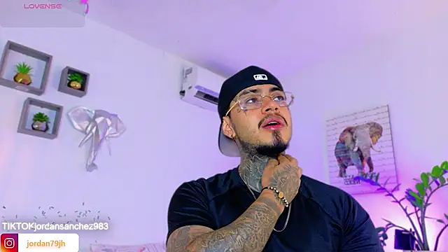 JordanSmiith  online show from April 4, 8:50 pm