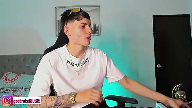 Snapshot of god_drake chatting on January 31, 5:09 am god drake online show from January 31, 5:09 am