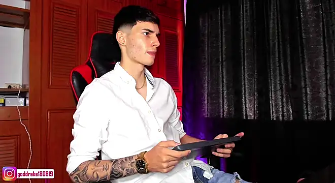Snapshot of god_drake chatting on January 4, 5:37 pm god drake online show from January 4, 5:37 pm