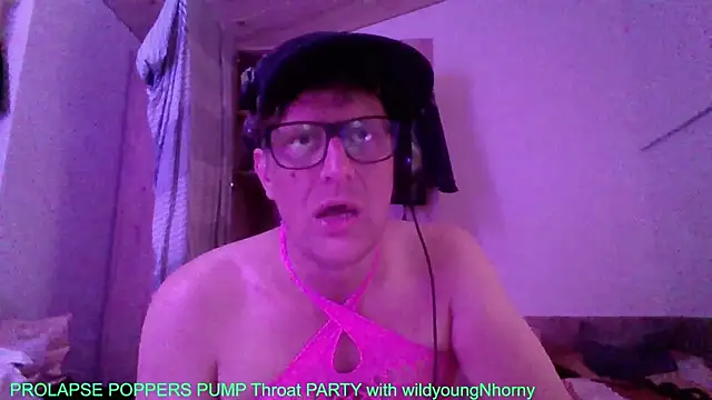 Snapshot of Bigthroaterboy chatting on October 22, 11:41 pm Bigthroaterboy online show from October 22, 11:41 pm