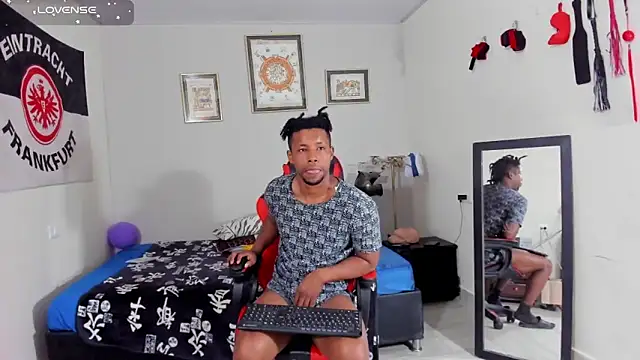 AlejoKhalifa  online show from October 28, 9:01 am