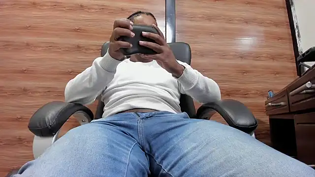 AlejoKhalifa  online show from May 30, 10:04 am