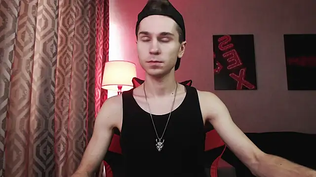 Joseph  Quinn online show from November 3, 7:34 am