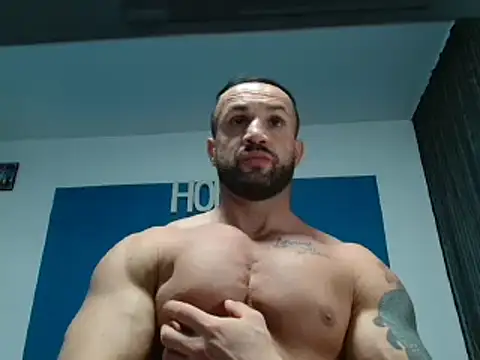 Snapshot of Magnificmuscles89 chatting on January 5, 8:00 pm Magnificmuscles89 online show from January 5, 8:00 pm