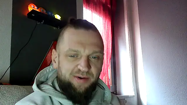 Snapshot of donhulio482 chatting on March 1, 8:57 am donhulio482 online show from March 1, 8:57 am