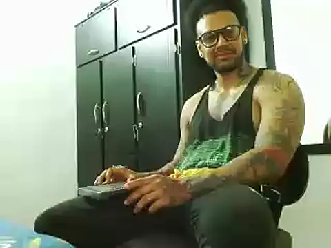 Snapshot of LewisStrong chatting on October 1, 5:39 pm LewisStrong online show from October 1, 5:39 pm