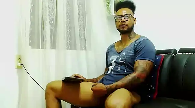 Snapshot of LewisStrong chatting on December 21, 9:15 pm LewisStrong online show from December 21, 9:15 pm