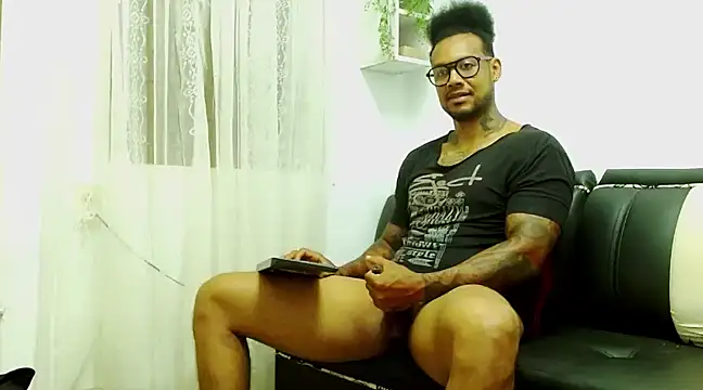 Snapshot of LewisStrong chatting on December 9, 7:46 pm LewisStrong online show from December 9, 7:46 pm