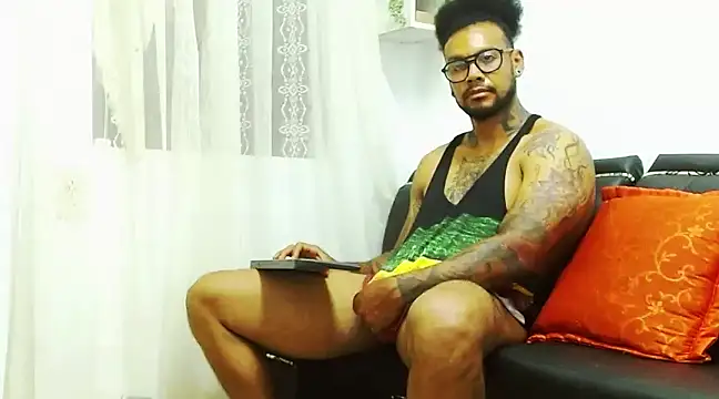 Snapshot of LewisStrong chatting on January 25, 9:57 pm LewisStrong online show from January 25, 9:57 pm