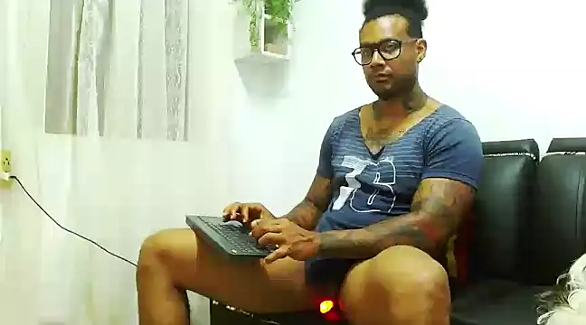 Snapshot of LewisStrong chatting on December 6, 8:51 pm LewisStrong online show from December 6, 8:51 pm