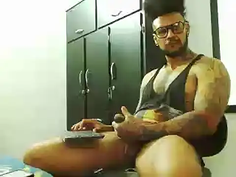 Snapshot of LewisStrong chatting on September 24, 6:28 pm LewisStrong online show from September 24, 6:28 pm