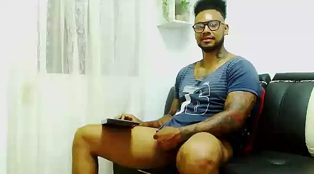 Snapshot of LewisStrong chatting on December 20, 10:54 pm LewisStrong online show from December 20, 10:54 pm