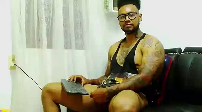Snapshot of LewisStrong chatting on December 22, 9:53 pm LewisStrong online show from December 22, 9:53 pm