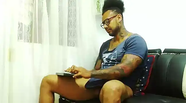 Snapshot of LewisStrong chatting on January 3, 11:01 pm LewisStrong online show from January 3, 11:01 pm