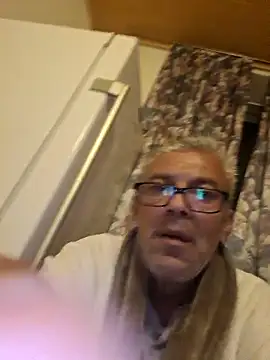 Snapshot of Picolo4111 chatting on October 11, 3:32 am Picolo4111 online show from October 11, 3:32 am
