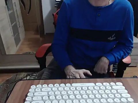 uncutguy01 online show from November 16, 4:14 am