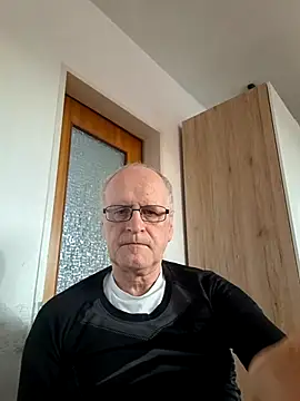 Milkasahne64 online show from February 9, 3:05 pm