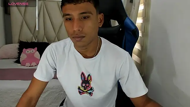 Snapshot of Backsex_boy chatting on December 18, 4:17 pm Backsex boy online show from December 18, 4:17 pm
