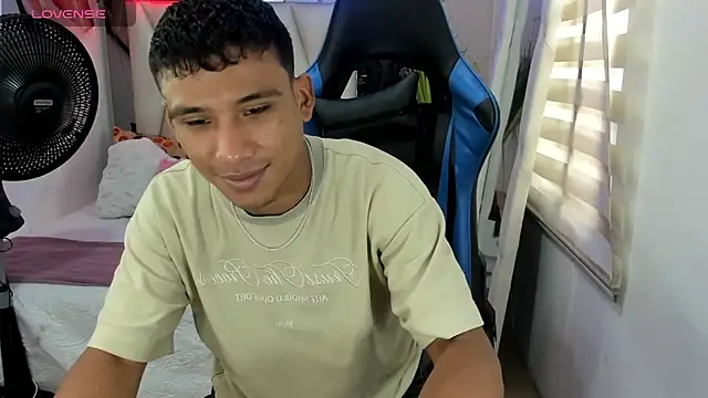 Snapshot of Backsex_boy chatting on December 9, 3:45 pm Backsex boy online show from December 9, 3:45 pm