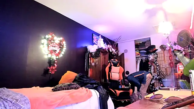 Snapshot of leatherz69 chatting on February 7, 11:03 pm leatherz69 online show from February 7, 11:03 pm