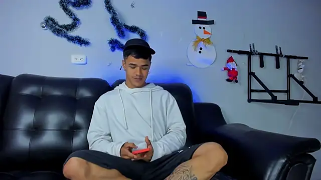 Snapshot of Rob_saenz_ chatting on December 3, 1:43 pm Rob saenz online show from December 3, 1:43 pm