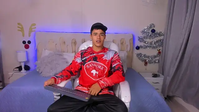 Snapshot of Rob_saenz_ chatting on December 12, 9:58 pm Rob saenz online show from December 12, 9:58 pm