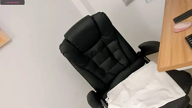Snapshot of Seductivo_jr chatting on October 24, 5:20 am Seductivo jr online show from October 24, 5:20 am