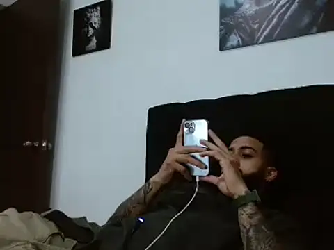 Snapshot of Hendry_ chatting on December 25, 2:46 am Hendry online show from December 25, 2:46 am