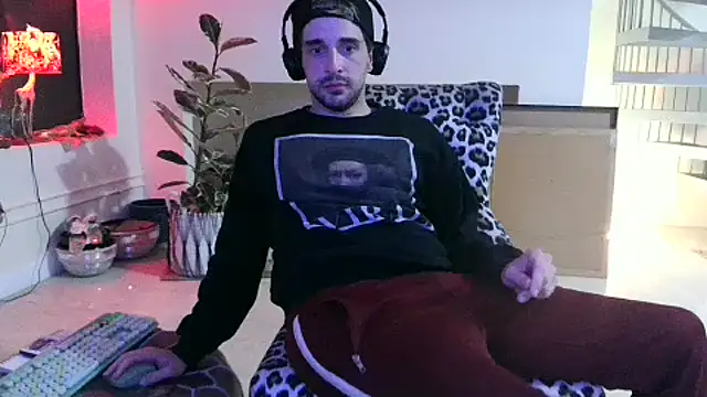 Snapshot of SirCharlesXXX chatting on January 30, 6:13 am SirCharlesXXX online show from January 30, 6:13 am