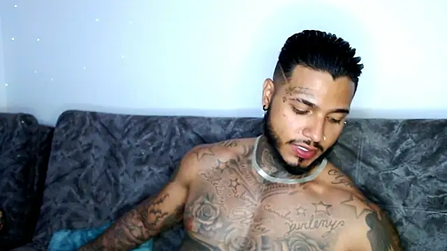 Snapshot of Exotic_tatto27121 chatting on January 17, 12:10 am Exotic tatto27121 online show from January 17, 12:10 am