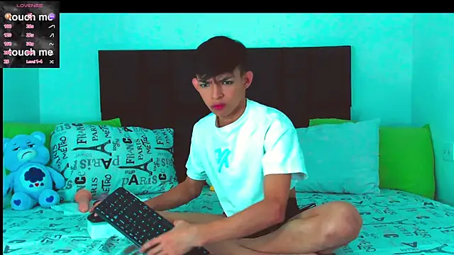 Snapshot of Tonny_twink_ chatting on February 16, 4:21 pm Tonny twink  online show from February 16, 4:21 pm