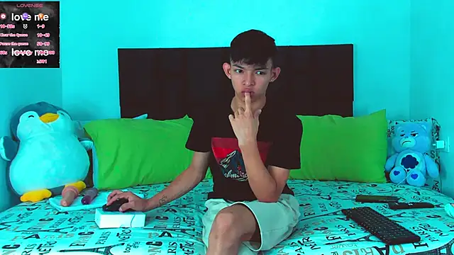 Snapshot of Tonny_twink_ chatting on February 9, 8:11 am Tonny twink  online show from February 9, 8:11 am
