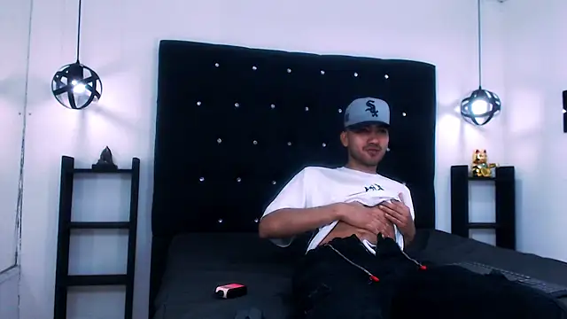 Liam crox online show from December 15, 3:31 pm