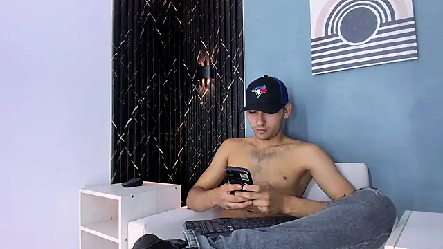 Liam crox online show from December 30, 7:32 pm