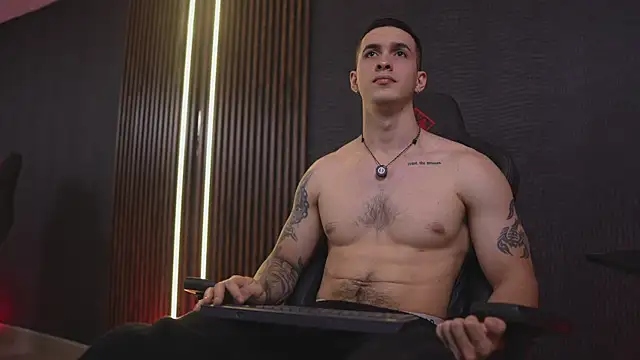 JacksonOlsenn online show from April 14, 8:52 pm