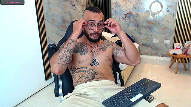 Snapshot of hanz_col chatting on February 18, 2:05 am hanz col online show from February 18, 2:05 am